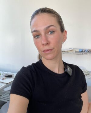 Rose Simard Instagram - La vie / le travail / les apéros récemment 🎨🍷🥂
.
- Salle de bain Santiago de Cuba 🇨🇺 
- Du Morgon, toujours 🍷
- Derniers préparatifs pour l’Italie 🇮🇹
- Le grand chantier Rona 👷🏼‍♀️
- Être balance ascendant balance ♎️ 
- Bis 
- Ruinée au Ruinart 🍾
- Des huîtres dans mon quartz 🦪
- Échange de vêtements et autres victuailles 🤫
- Essayer de faire du contenu 🥵
.
Bisous