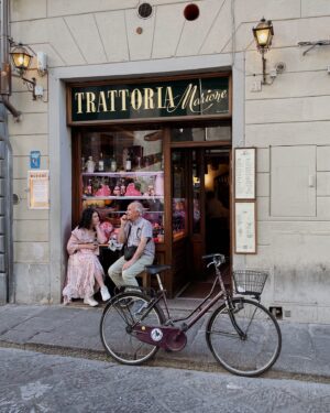 Rose Simard Instagram - FLORENCE 🇮🇹🍷☕️
.
La beauté de Florence est indéniable, et ce, malgré la densité du tourisme. Pour bien apprécier les monuments les plus emblématiques, il faut se lever tôt (un rare avantage de visiter la ville avec son toddler) 😅!
.
On peut profiter de la soirée pour faire l’apéro au @ilsantinooficial , manger un bistecca alla fiorentina dans une trattoria, ou même s’ouvrir une bouteille de vin sur la piazzale michelangelo et regarder Le Soleil se coucher sur la ville. 🍷🥩🌅
.
Définitivement une ville à voir à pied et à savourer (même le ventre bien rempli).
.
CIAO FIRENZE 🤌🏼
.
#travelitaly #florence #firenze #apero