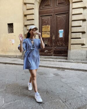 Rose Simard Instagram - FLORENCE 🇮🇹🍷☕️
.
La beauté de Florence est indéniable, et ce, malgré la densité du tourisme. Pour bien apprécier les monuments les plus emblématiques, il faut se lever tôt (un rare avantage de visiter la ville avec son toddler) 😅!
.
On peut profiter de la soirée pour faire l’apéro au @ilsantinooficial , manger un bistecca alla fiorentina dans une trattoria, ou même s’ouvrir une bouteille de vin sur la piazzale michelangelo et regarder Le Soleil se coucher sur la ville. 🍷🥩🌅
.
Définitivement une ville à voir à pied et à savourer (même le ventre bien rempli).
.
CIAO FIRENZE 🤌🏼
.
#travelitaly #florence #firenze #apero