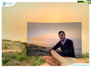 Roshdi Sarraj Instagram - عامان يا ياسر، وهذي الأرض تشتاق لك، زرقة البحر، وخضرة السهول، وارتفاعات المباني.
عامان نرتجي الوصال، لكن الانتظار طال.
نادتنا بالشوق الأماكن التي شهدت خطواتك، ذرفت دموع الحنين كل حين، في كل ركن أتينا لنأخذ لها صورة فأبى المشهد أن يكتمل، كان هناك فراغٌ في قلب الصورة، بوجود صورك يا ياسر اكتمل المشهد قليلاً.
مسحنا بالصبر دمع الأرض.
وسمحنا للذكريات أن تعود بطيفك، بجمال روحك، بملامح الجسد.
ياسر، وإن حلقت بعيداً بعيداً فشكراً، شكراً لأنك تركت لنا في صورك، الذكرى وتفاصيل الوجه الجميل 💙🧡