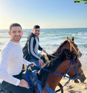 Roshdi Sarraj Instagram - الخَيلُ أعلمُ بفرسانها 🐎 

#gaza #horse #ride #sea #beach #sunset #today #photography #instagram