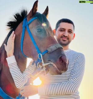 Roshdi Sarraj Instagram - الخَيلُ أعلمُ بفرسانها 🐎 

#gaza #horse #ride #sea #beach #sunset #today #photography #instagram