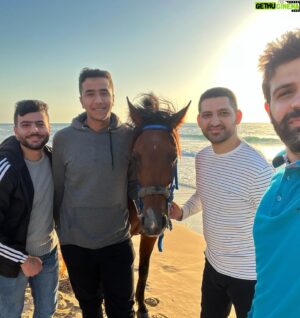 Roshdi Sarraj Instagram - الخَيلُ أعلمُ بفرسانها 🐎 

#gaza #horse #ride #sea #beach #sunset #today #photography #instagram