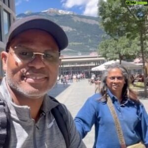 Roué Verveer Instagram - Zwitserland dag3 🇨🇭

Na 2 geweldige dagen in Zermatt namen Farah en ik vanmorgen vroeg de trein naar de volgende bestemming🎉 We namen de “Glacier Express” naar St. Moritz 🔥 Dat is een zeer byzondere plek(Google even😅) De treinreis duurde ongeveer 8 uren maar het is elke minuut waard. Het uitzicht is zo mooi❤️ want Farah zat tegenover me😂 Maar buiten was ook heel mooi🤣 In het filmpje zie je maar een klein deel. Aangekomen in St.Moritz gingen we gelijk eten. Je moet fonduen in Zwitserland😀 Na een avond wandeling kwamen we aan bij ons zeer sprookjesachtig hotel😍 Nu slapen want morgen weer een nieuw avontuur 🤩😎#LeefEnLach #Zwitserland #StMoritz @farahsewgobind