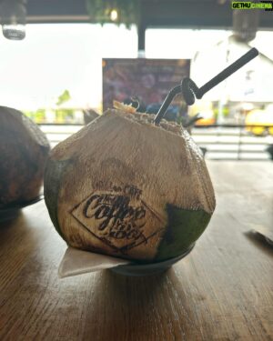 Roué Verveer Instagram - Showdag 1🎉

De dag begonnen met een heerlijk Latte gevolgd door een lekker koude kokos bij “The Cofeebox”🤗
Gisteren werd ik gebeld door de receptie dat ik moest verhuizen naar een andere kamer. Heel vervelend dat ik alles weer moest inpakken 😅 Maar check die andere kamer op foto 3🎉🎉 Alles werkt mee om deze shows te laten bossen deze week💪🏾💪🏾💪🏾#LeefEnLach @thecoffeeboxsuriname @courtyardparamaribo