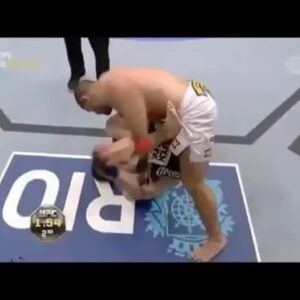 Rousimar Christian Palhares Instagram - Fala galera eu gosto de colocar alguns vídeos q os fans me mandam aqui porque são eles q ainda me matem com fome de luta sabe tem toda uma história por trás de cada luta cada preparação e uma jornada incrível de se viver então como todos q me seguem aqui acredito q esteja todos comigo nessa jornada queria compartilhar com vcs novamente esses momentos um fã francês me mandou aqui agora então a felicidade é imensa  em saber q em todo canto do mundo o pessoal sabe que é o toquinho Rousimar palhares DE DORES DO INDAIÁ PRO MUNDO