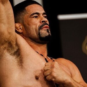 Rousimar Christian Palhares Instagram - Esse fim de semana lutei no @kongs_fc . Vou postar a sequência dos vídeos da luta ,porque a comissão ainda está em dúvida sobre minha vitória ! Ai está para todos verem que minha vitória è nítida . Ainda não consegui o vídeo oficial ,portanto estou postando este que recebi de um aluno meu .

1° Round!