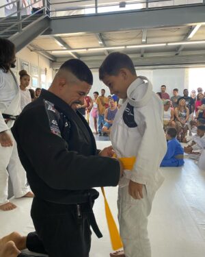 Rousimar Christian Palhares Instagram - Fala galera hoje foi o dia da graduação do pessoal da palhares jiu-jítsu team e também o dia do meu filho Christian q sempre tem me deixado muito orgulhoso e muito feliz com sua dedicação esforço e comprometimento com as obrigações dele então estou muito feliz e queria dividir com todos vcs esse momento tão importante em minha vida te amo demais meu filho vc está de parabéns vc pode ser faser tudo na vida mas lembre sempre tudo q fazemos na vida e um plantio q mais tarde colheremos os frutos na mesma mádida em q plantamos viu parabéns meu faixa amarela ossssssss