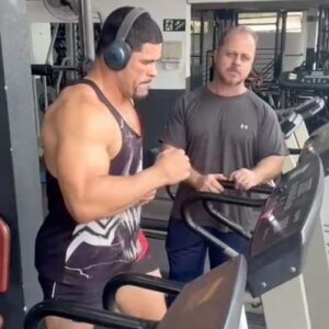 Rousimar Christian Palhares Instagram - A parceria com meu preparador físico @cherinhotreinador tem sido um grande diferencial para o meu desempenho . Ao longo da minha jornada como atleta tive a oportunidade de conhecer excelentes profissionais,médicos ,fisioterapeutas,treinadores ,e cada um deles conseguiu extrair de mim o meu melhor para aquele momento . O MMA é minha paixão. Eu amo esse esporte galera e o que ele me proporcionou ao longo da vida . 

@palharesjiujitsuteamoficial 
@cherinhotreinador 
@nardoouriques 
@mempoprotetorbucal 

#mmatraining #mmalifestyle #wrestling #lutalivreesportiva #prontoprocombate #gratidao