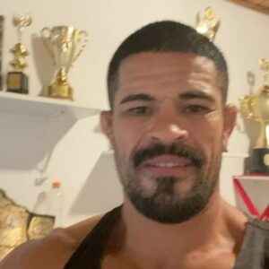 Rousimar Christian Palhares Instagram - SE O SEU CAMINHO EXIGE QUE VOCÊ ANDE PELO INFERNO, ANDE COMO SE FOSSE O DONO DO LUGAR.