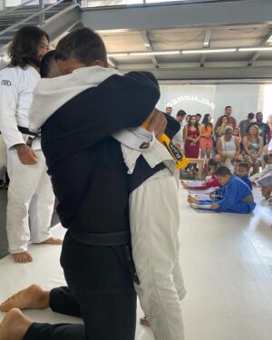 Rousimar Christian Palhares Instagram - Fala galera hoje foi o dia da graduação do pessoal da palhares jiu-jítsu team e também o dia do meu filho Christian q sempre tem me deixado muito orgulhoso e muito feliz com sua dedicação esforço e comprometimento com as obrigações dele então estou muito feliz e queria dividir com todos vcs esse momento tão importante em minha vida te amo demais meu filho vc está de parabéns vc pode ser faser tudo na vida mas lembre sempre tudo q fazemos na vida e um plantio q mais tarde colheremos os frutos na mesma mádida em q plantamos viu parabéns meu faixa amarela ossssssss