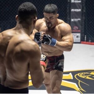 Rousimar Christian Palhares Instagram - As vezes na vida tem alguns momentos q vc precisa se lembrar q pagou o preço pra vitória então ajuste as luvas e siga em frente rumo ao seu triunfo porque vale muito a pena viver esses momentos incríveis