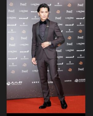 Roy Chiu Instagram - 繼續加油。

髮型師：潘顗仁
化妝師：陳凱文 Chen Kevin
服裝：BOSS
手錶：PIAGET伯爵 Emperador Coussin XL 三問腕錶

#誰先愛上他的
#電影上映中
#快來看電影