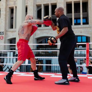 Roy Jones Jr. Instagram - Большое уважение легенде бокса @royjonesjrofficial !!!
Спасибо за тренировку брат!🥊🥊