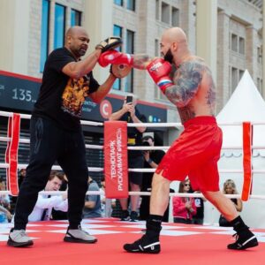 Roy Jones Jr. Instagram - Большое уважение легенде бокса @royjonesjrofficial !!!
Спасибо за тренировку брат!🥊🥊