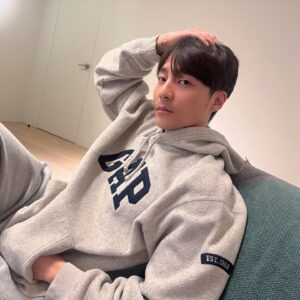 Roy Kim Instagram - 내나이로 보이게 머리 짤랐구
잃어버렸던 내 후디도 찾았고
운동가야대는데 너무 귀찮다