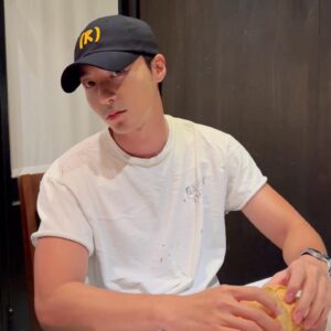 Roy Kim Instagram - 생일인데 뭐하냐해서,
나는 그냥 생일 뭐 있냐구 그냥 매년 오는 날인데 별거 없다구
그랬더니, 예쁘고 노래도 잘하는 내가 세상에 태어난 날인데 분명하게 축하해 줘야한다고 맛있는 밥 사준다 해줘서 기분이 가열차게 몽글몽글 해졌다. 
언제든 그럼에도 불구하고 사는 것이 잘한거라 알려주려 생일이 매년 찾아오나 보다. 마땅히 행복해도 되는거니깐. 

Happy Birthday to me 
Love to my roses always.