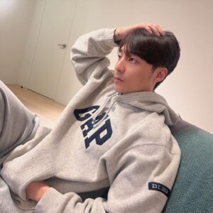 Roy Kim Instagram - 내나이로 보이게 머리 짤랐구
잃어버렸던 내 후디도 찾았고
운동가야대는데 너무 귀찮다