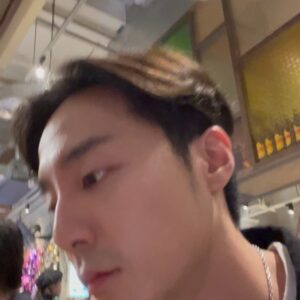 Roy Kim Instagram - 🇭🇰 오랜만이야 보고팟성 
홍콩의 겨울은 완벽한 온도네 
몇달 살아보고 싶기도 하고...
그러나 빨리 노래나 쓰자.

Long time no see hong kong
I've missed you