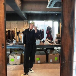 Roy Kim Instagram - 정말 바빴던 5월 잘 버텨준 내 성대에 고마워. 
하던대로 살거라 약속하고 더 많은걸 해냈네.
바쁠 수 있는것도 행복이고 그 많은 곳에 날 보러 와주는 사람들도 축복인걸, 나는 덕분에 행운아가 된거같다. 
이제 좀 쉴텐데, 쉬는것도 노는것도 행운처럼 살아야지.
별것도 아닌거 의미두면 더 소중해지니깐. 

동아대재능대홍대세종캠대구대항공대서울시립대경성대경남대경북대공주교육대동국대와이즈성결대수원대세종대🌹알럽🤍 

Busy May happy may thanks for letting my voice stay wet. Happy June awaits, though I'll miss performing soon enough, im gonna travel golf eat and exercise real good. See you soon enough. I'll be back soon xoxo. Roy