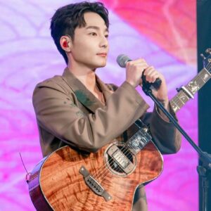 Roy Kim Instagram - 정말 바빴던 5월 잘 버텨준 내 성대에 고마워. 
하던대로 살거라 약속하고 더 많은걸 해냈네.
바쁠 수 있는것도 행복이고 그 많은 곳에 날 보러 와주는 사람들도 축복인걸, 나는 덕분에 행운아가 된거같다. 
이제 좀 쉴텐데, 쉬는것도 노는것도 행운처럼 살아야지.
별것도 아닌거 의미두면 더 소중해지니깐. 

동아대재능대홍대세종캠대구대항공대서울시립대경성대경남대경북대공주교육대동국대와이즈성결대수원대세종대🌹알럽🤍 

Busy May happy may thanks for letting my voice stay wet. Happy June awaits, though I'll miss performing soon enough, im gonna travel golf eat and exercise real good. See you soon enough. I'll be back soon xoxo. Roy