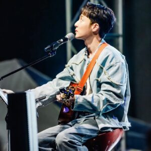 Roy Kim Instagram - 정말 바빴던 5월 잘 버텨준 내 성대에 고마워. 
하던대로 살거라 약속하고 더 많은걸 해냈네.
바쁠 수 있는것도 행복이고 그 많은 곳에 날 보러 와주는 사람들도 축복인걸, 나는 덕분에 행운아가 된거같다. 
이제 좀 쉴텐데, 쉬는것도 노는것도 행운처럼 살아야지.
별것도 아닌거 의미두면 더 소중해지니깐. 

동아대재능대홍대세종캠대구대항공대서울시립대경성대경남대경북대공주교육대동국대와이즈성결대수원대세종대🌹알럽🤍 

Busy May happy may thanks for letting my voice stay wet. Happy June awaits, though I'll miss performing soon enough, im gonna travel golf eat and exercise real good. See you soon enough. I'll be back soon xoxo. Roy