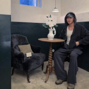 Roy Kim Instagram - 일단 아프지말고 행복할 수 있으면 그걸 선택하구 그리고 
피곤함에 추억 만들기를 미루지 말자. 그렇게 5월도 살아보자. 

rainy april goes sunny may comes. Stay healthy roses.