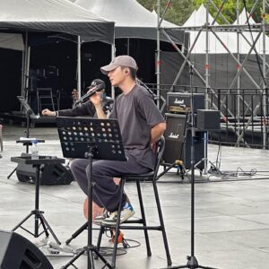 Roy Kim Instagram - 일단 아프지말고 행복할 수 있으면 그걸 선택하구 그리고 
피곤함에 추억 만들기를 미루지 말자. 그렇게 5월도 살아보자. 

rainy april goes sunny may comes. Stay healthy roses.
