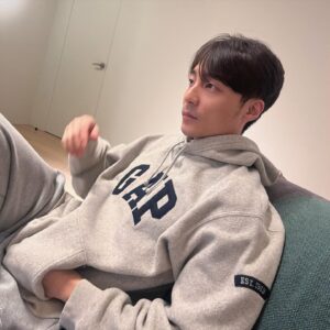 Roy Kim Instagram - 내나이로 보이게 머리 짤랐구
잃어버렸던 내 후디도 찾았고
운동가야대는데 너무 귀찮다