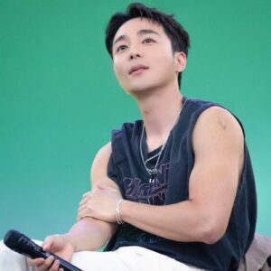 Roy Kim Instagram - 일단 아프지말고 행복할 수 있으면 그걸 선택하구 그리고 
피곤함에 추억 만들기를 미루지 말자. 그렇게 5월도 살아보자. 

rainy april goes sunny may comes. Stay healthy roses.