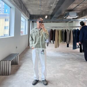 Roy Kim Instagram - 일단 아프지말고 행복할 수 있으면 그걸 선택하구 그리고 
피곤함에 추억 만들기를 미루지 말자. 그렇게 5월도 살아보자. 

rainy april goes sunny may comes. Stay healthy roses.