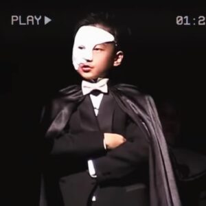 Roy Kim Instagram - 어린이 유령이 어느새 커서 진짜 오페라의 유령을 만나고 왔어요. 저는 선배님의 거친 포효도 애정하지만 숨소리 섞인 여리고 텅빈 읆조림에 매번 마음이 흔들린답니다. 역시나 감동은 화려한 가면 뒤의 나약한 진심에 숨어 있어요. 매번 새로운 꿈을 꾸게 해주시는 선배님께 감사드리고, 또 부디 언제나 오래오래 건강해 주시길 바라며, 이만 전 대구 막창 먹으러 갑니다. 

Little phantom grew up to meet the real one. Such a blessing to have him in my life time. Love, roy.