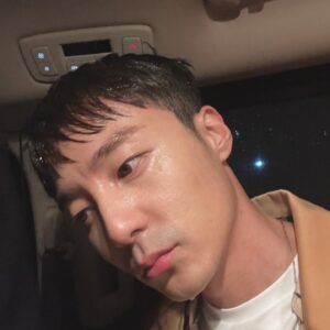Roy Kim Instagram - 일단 아프지말고 행복할 수 있으면 그걸 선택하구 그리고 
피곤함에 추억 만들기를 미루지 말자. 그렇게 5월도 살아보자. 

rainy april goes sunny may comes. Stay healthy roses.