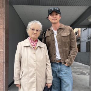 Roy Kim Instagram - 일단 아프지말고 행복할 수 있으면 그걸 선택하구 그리고 
피곤함에 추억 만들기를 미루지 말자. 그렇게 5월도 살아보자. 

rainy april goes sunny may comes. Stay healthy roses.