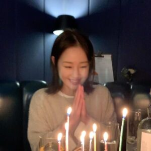 Roy Kim Instagram - 여름 같던 봄날 사이로 
세상이 너와 함께 울더라
슬픔보다 한참 더 거대한 감정이라
외려 난 눈물이 나지 않더라 
그래서 난 일부러 더 내 일상 그대로 살았고
그제서야 너를 보러 가는데 
아무것도 손에 잡히질 않더라
그리고 너를 보고도 눈물이 나지 않더라
그리고 너를 보내 주고 나서야 해가 뜨더라
잘 갔나 보다 
거기 가선 아프지마라
거기 가선 애쓰지마라
너가 가장 기분 좋을때 
감사함 가득했던 그 미소만 꼭
머금고 살아라
난 이렇게 돌로 살다 
철저하게 하던대로 살다가
거기 가면 그때 널 다시만나 울련다.