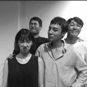 Roy Kim Instagram - 여름 같던 봄날 사이로 
세상이 너와 함께 울더라
슬픔보다 한참 더 거대한 감정이라
외려 난 눈물이 나지 않더라 
그래서 난 일부러 더 내 일상 그대로 살았고
그제서야 너를 보러 가는데 
아무것도 손에 잡히질 않더라
그리고 너를 보고도 눈물이 나지 않더라
그리고 너를 보내 주고 나서야 해가 뜨더라
잘 갔나 보다 
거기 가선 아프지마라
거기 가선 애쓰지마라
너가 가장 기분 좋을때 
감사함 가득했던 그 미소만 꼭
머금고 살아라
난 이렇게 돌로 살다 
철저하게 하던대로 살다가
거기 가면 그때 널 다시만나 울련다.