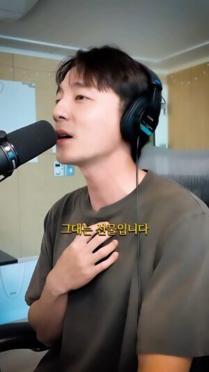 Roy Kim Instagram - 소나기 커버해 봄 

아 물론 이클립스꺼루 

☔️☔️☔️☔️☔️☔️