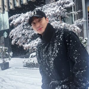 Roy Kim Instagram - 눈이 와도 사람들 마음이 꼭 푸르렀으면 좋겟다. 
연말 꼭 따듯하게 보내요 모두. 

may the last few days of 2023 be merry and bright.
Xoxo, roy.