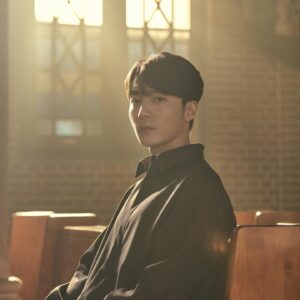 Roy Kim Instagram - “봄이와도” 오늘 6PM 발매. 
봄봄봄이 나온지 11년됐네요.
오랜시간 아껴왔던 “봄이 와도” 라는 곡은, 살아가며 몇번이고 피고 지는 삶의 계절 속에 그 파동을 유연하고 자연스레 받아 들이고 싶은 마음과 그 파도 와는 상관없이 나를 있는 그대로 바라봐 주는 소중한 존재들을 되새기고자 써내려 갔어요. 내가 어느 자리에 있건 내 곁에 있어주는 좋은 사람들은 언제든 내가 좋은 사람이란걸 상기 시켜주니까. 좋은 사람 곁엔 좋은 사람이 있어요. 우리 좋은 사람이 되어 보아요. 
오늘 날씨를 보니, 드디어 봄이 오려나 봐요.

<When Spring Comes> is out today 6PM KST
The spring I once knew has gone and passed. The flighty youth which shook my so easily has now shifted my focus to the ones who remains unshaken by my side. Though less adventurous you may say, the four seasons filled with gratitude and contentment is for sure the better life I want to lead. May yours too be merry and bright. 

Xoxo, roy.