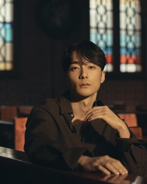 Roy Kim Instagram - 봄이 와도 설레지 않을 것이고
여름이 와도 나는 흔들리지 않을거야
가을이 오면 무너지지 않고 견뎌 왔음에 감사하며
겨울엔 나를 지켜 줬던
그대만을 내마음에 새길거야. 

<봄이 와도> 3월 4일 6PM.

When Spring comes,
I will not tingle
When Summer comes,
I will not be swayed
When Autumn comes,
I will pray in thanks for my devotion 
And When winter comes, 
I will tattoo you in my heart.

<When Spring Comes>  3/4 6PM KST