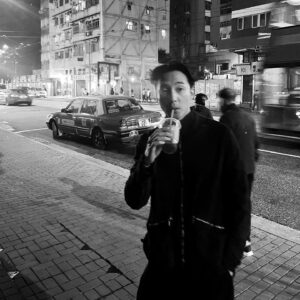 Roy Kim Instagram - 🇭🇰 오랜만이야 보고팟성 
홍콩의 겨울은 완벽한 온도네 
몇달 살아보고 싶기도 하고...
그러나 빨리 노래나 쓰자.

Long time no see hong kong
I've missed you