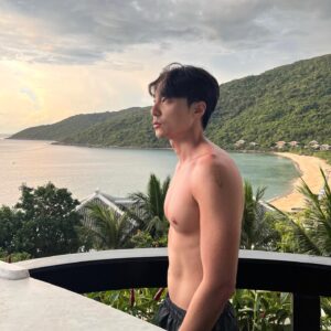 Roy Kim Instagram - 집에 오자마자 뭐 먹을지
맛 상상해보는 나