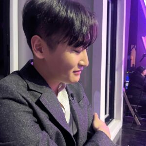 Roy Kim Instagram - 매 해가 끝나갈때쯤, 뒤돌아 보면 그리 열심히 산 것 같지 않아 같은 다짐으로 새 해를 맞이하곤 했던 제게, 2023은 VS 덕분에 조금은 더 감사하고 소중합니다. 아껴온 “봄이 와도” 와 “푸르른 마음”이 종미니 덕분에 세상에 나왔고, 누군가의 간절함에 폐가 될까 내 일 보다 더 신경쓰며 프로듀싱 하다 보니 우승이란 값진 선물이 와 마음이 따듯해 집니다. 함께 해준 모든 프로듀서분들과 제작진, 스텝들, 우리 로이정팀, 그리고 누군가를 심사하는것 자체에 두려움이 컷던 제게 꼭 함께 하고싶다 해준 사랑하는 박재정에게 온 우주의 사랑과 감사를 보냅니다. 우리 로이정팀 오늘 밤만큼은 자만 허용합니다. 내일 부터는 다시, 언제나 다시 시작한다는 마음으로 살아가야지. 시청자 분들 우리 팬들 정말 감사합니다. 

So much gratitude for all who sent love to our RoyJung team in the survival program VS. Everything goes out to you all, and our final victory wouldn't have come without your kindness. Cant wait to see what 2024 would bring us. Xoxo, roy.