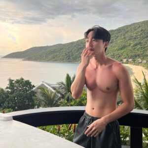 Roy Kim Instagram - 집에 오자마자 뭐 먹을지
맛 상상해보는 나
