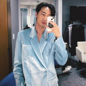 Roy Kim Instagram - 매 해가 끝나갈때쯤, 뒤돌아 보면 그리 열심히 산 것 같지 않아 같은 다짐으로 새 해를 맞이하곤 했던 제게, 2023은 VS 덕분에 조금은 더 감사하고 소중합니다. 아껴온 “봄이 와도” 와 “푸르른 마음”이 종미니 덕분에 세상에 나왔고, 누군가의 간절함에 폐가 될까 내 일 보다 더 신경쓰며 프로듀싱 하다 보니 우승이란 값진 선물이 와 마음이 따듯해 집니다. 함께 해준 모든 프로듀서분들과 제작진, 스텝들, 우리 로이정팀, 그리고 누군가를 심사하는것 자체에 두려움이 컷던 제게 꼭 함께 하고싶다 해준 사랑하는 박재정에게 온 우주의 사랑과 감사를 보냅니다. 우리 로이정팀 오늘 밤만큼은 자만 허용합니다. 내일 부터는 다시, 언제나 다시 시작한다는 마음으로 살아가야지. 시청자 분들 우리 팬들 정말 감사합니다. 

So much gratitude for all who sent love to our RoyJung team in the survival program VS. Everything goes out to you all, and our final victory wouldn't have come without your kindness. Cant wait to see what 2024 would bring us. Xoxo, roy.