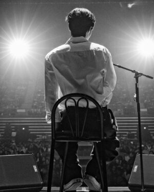 Roy Kim Instagram - 드라마틱한 3일이였어요. 매 해를 따스히 마무리하는, 내가 가장 애정하는 시간인 단독 콘서트 2023 <로이노트> 를 하루 앞두고 39도 고열 독감에 말할 힘 마저 남아있지 않은 저를 보며, 관리에 철저했던 터라 더 슬프고 서러웠답니다. 모두의 걱정 속에 그리고 크게 보이지 않던 희망 속에도 왠지 해낼 수 있을 것 같은 착각으로 제 몸을 속였고, 그렇게 저를 보러 와주신 관객분들의 환호는 저를 뛰게했고, 나오지 않던 목소리도 다시 흐르게 해주고, 잃었던 초점도 다시 선명히 돌려줬어요. 그렇게 눈깜박에 3일간의 <로이노트>는 소중히 제 마음속에 적혀있네요. 비록 지금은 몸도 목도 남아 있질 않지만, 찾아와주신 분들 모두에게 나눠 드린것 같아 정말 다행이고 행복합니다. 힘들일 잠시나마 잊어줬다면 그걸로 충분합니다. 이제 좀 쉬어야 겠어요. 
2023 재밌었다 너. 
2024는 얼마나 더 멋지려나. 얼마나 더 소중하려나. 

Thanks and so much love to everyone who came to my concert <ROYNOTE>. Now my body aches, yet with so much gratitute and joy knowing that i've shared everything of what i got to all who came to vibe with me. What a year, and cant wait for what to come. Been hell of a ride, thanks for being next to me. Xoxo, roy.