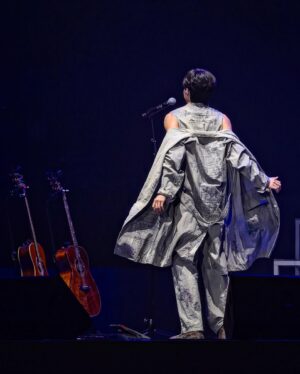 Roy Kim Instagram - 드라마틱한 3일이였어요. 매 해를 따스히 마무리하는, 내가 가장 애정하는 시간인 단독 콘서트 2023 <로이노트> 를 하루 앞두고 39도 고열 독감에 말할 힘 마저 남아있지 않은 저를 보며, 관리에 철저했던 터라 더 슬프고 서러웠답니다. 모두의 걱정 속에 그리고 크게 보이지 않던 희망 속에도 왠지 해낼 수 있을 것 같은 착각으로 제 몸을 속였고, 그렇게 저를 보러 와주신 관객분들의 환호는 저를 뛰게했고, 나오지 않던 목소리도 다시 흐르게 해주고, 잃었던 초점도 다시 선명히 돌려줬어요. 그렇게 눈깜박에 3일간의 <로이노트>는 소중히 제 마음속에 적혀있네요. 비록 지금은 몸도 목도 남아 있질 않지만, 찾아와주신 분들 모두에게 나눠 드린것 같아 정말 다행이고 행복합니다. 힘들일 잠시나마 잊어줬다면 그걸로 충분합니다. 이제 좀 쉬어야 겠어요. 
2023 재밌었다 너. 
2024는 얼마나 더 멋지려나. 얼마나 더 소중하려나. 

Thanks and so much love to everyone who came to my concert <ROYNOTE>. Now my body aches, yet with so much gratitute and joy knowing that i've shared everything of what i got to all who came to vibe with me. What a year, and cant wait for what to come. Been hell of a ride, thanks for being next to me. Xoxo, roy.