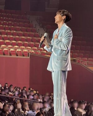 Roy Kim Instagram - 드라마틱한 3일이였어요. 매 해를 따스히 마무리하는, 내가 가장 애정하는 시간인 단독 콘서트 2023 <로이노트> 를 하루 앞두고 39도 고열 독감에 말할 힘 마저 남아있지 않은 저를 보며, 관리에 철저했던 터라 더 슬프고 서러웠답니다. 모두의 걱정 속에 그리고 크게 보이지 않던 희망 속에도 왠지 해낼 수 있을 것 같은 착각으로 제 몸을 속였고, 그렇게 저를 보러 와주신 관객분들의 환호는 저를 뛰게했고, 나오지 않던 목소리도 다시 흐르게 해주고, 잃었던 초점도 다시 선명히 돌려줬어요. 그렇게 눈깜박에 3일간의 <로이노트>는 소중히 제 마음속에 적혀있네요. 비록 지금은 몸도 목도 남아 있질 않지만, 찾아와주신 분들 모두에게 나눠 드린것 같아 정말 다행이고 행복합니다. 힘들일 잠시나마 잊어줬다면 그걸로 충분합니다. 이제 좀 쉬어야 겠어요. 
2023 재밌었다 너. 
2024는 얼마나 더 멋지려나. 얼마나 더 소중하려나. 

Thanks and so much love to everyone who came to my concert <ROYNOTE>. Now my body aches, yet with so much gratitute and joy knowing that i've shared everything of what i got to all who came to vibe with me. What a year, and cant wait for what to come. Been hell of a ride, thanks for being next to me. Xoxo, roy.