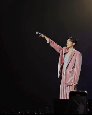 Roy Kim Instagram - 드라마틱한 3일이였어요. 매 해를 따스히 마무리하는, 내가 가장 애정하는 시간인 단독 콘서트 2023 <로이노트> 를 하루 앞두고 39도 고열 독감에 말할 힘 마저 남아있지 않은 저를 보며, 관리에 철저했던 터라 더 슬프고 서러웠답니다. 모두의 걱정 속에 그리고 크게 보이지 않던 희망 속에도 왠지 해낼 수 있을 것 같은 착각으로 제 몸을 속였고, 그렇게 저를 보러 와주신 관객분들의 환호는 저를 뛰게했고, 나오지 않던 목소리도 다시 흐르게 해주고, 잃었던 초점도 다시 선명히 돌려줬어요. 그렇게 눈깜박에 3일간의 <로이노트>는 소중히 제 마음속에 적혀있네요. 비록 지금은 몸도 목도 남아 있질 않지만, 찾아와주신 분들 모두에게 나눠 드린것 같아 정말 다행이고 행복합니다. 힘들일 잠시나마 잊어줬다면 그걸로 충분합니다. 이제 좀 쉬어야 겠어요. 
2023 재밌었다 너. 
2024는 얼마나 더 멋지려나. 얼마나 더 소중하려나. 

Thanks and so much love to everyone who came to my concert <ROYNOTE>. Now my body aches, yet with so much gratitute and joy knowing that i've shared everything of what i got to all who came to vibe with me. What a year, and cant wait for what to come. Been hell of a ride, thanks for being next to me. Xoxo, roy.