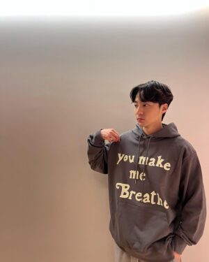 Roy Kim Instagram - 드라마틱한 3일이였어요. 매 해를 따스히 마무리하는, 내가 가장 애정하는 시간인 단독 콘서트 2023 <로이노트> 를 하루 앞두고 39도 고열 독감에 말할 힘 마저 남아있지 않은 저를 보며, 관리에 철저했던 터라 더 슬프고 서러웠답니다. 모두의 걱정 속에 그리고 크게 보이지 않던 희망 속에도 왠지 해낼 수 있을 것 같은 착각으로 제 몸을 속였고, 그렇게 저를 보러 와주신 관객분들의 환호는 저를 뛰게했고, 나오지 않던 목소리도 다시 흐르게 해주고, 잃었던 초점도 다시 선명히 돌려줬어요. 그렇게 눈깜박에 3일간의 <로이노트>는 소중히 제 마음속에 적혀있네요. 비록 지금은 몸도 목도 남아 있질 않지만, 찾아와주신 분들 모두에게 나눠 드린것 같아 정말 다행이고 행복합니다. 힘들일 잠시나마 잊어줬다면 그걸로 충분합니다. 이제 좀 쉬어야 겠어요. 
2023 재밌었다 너. 
2024는 얼마나 더 멋지려나. 얼마나 더 소중하려나. 

Thanks and so much love to everyone who came to my concert <ROYNOTE>. Now my body aches, yet with so much gratitute and joy knowing that i've shared everything of what i got to all who came to vibe with me. What a year, and cant wait for what to come. Been hell of a ride, thanks for being next to me. Xoxo, roy.